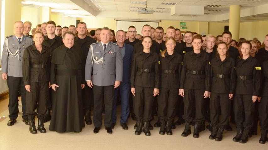 Ślubowanie nowych policjantów. Są i ci z naszych miast [ZDJĘCIA]