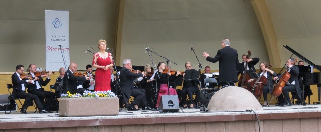 Dziś, z okazji Święta Flagi w muszli koncertowej w inowrocławskim Parku Solankowym odbył się koncert patriotyczny "Powiewa flaga biało-czerwona". Wystąpiła orkiestra salonowa Moderato pod dyr. Orlina Bebenowa oraz soliści - Małgorzata Ratajczak, Janusz Ratajczak i Łukasz Ratajczak. Koncert wypełniły utwory muzyki klasycznej i o treści patriotycznej. Koncert zorganizowało Kujawskie Centrum Kultury w Inowrocławiu.