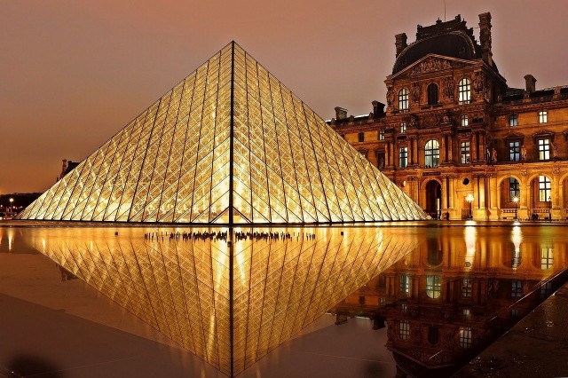 Louvre Museum, jak wiele innych muzeów świata w czasie pandemii koronawirusa nie przyjmują zwiedzających, za to udostępnia swoje wystawy też online.