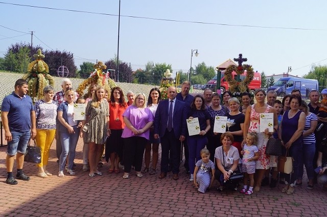 Pamiątkowe zdjęcie uczestników konkursu na najpiękniejszy wieniec dożynkowy.