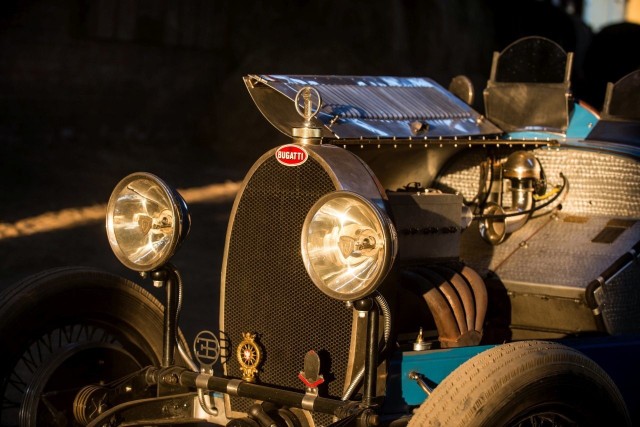Bugatti T40Auto używane jest do tego, do czego zostało stworzone – do jeżdżenia. Dla mieszkańców Gostynia, rodzinnego miasta państwa Pedów, widok Bugatti na drodze nie jest już niczym wyjątkowym. Dawno zdążyli przyzwyczaić się do niecodziennej formy samochodu i lekko ekscentrycznego właściciela. Mimo to, każdy przejazd przez miasteczko oznacza dla Macieja dziesiątki zdjęć i więcej niż żywe reakcje przechodniów oraz innych uczestników ruchu.Fot. Michał Śliwiński,