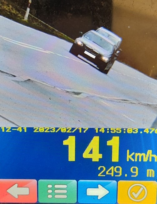 Kierowca bmw jechał koło Bochni z prędkością 141 km/h w...
