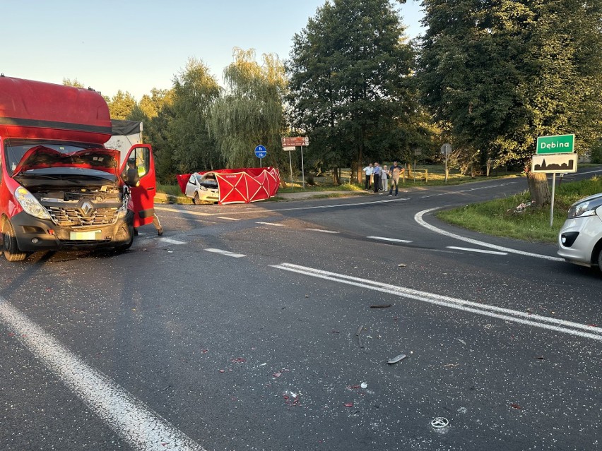 Śmiertelny wypadek na DK74 w miejscowości Dębina. Po zderzeniu z ciężarówką zginął 63-letni kierowca!