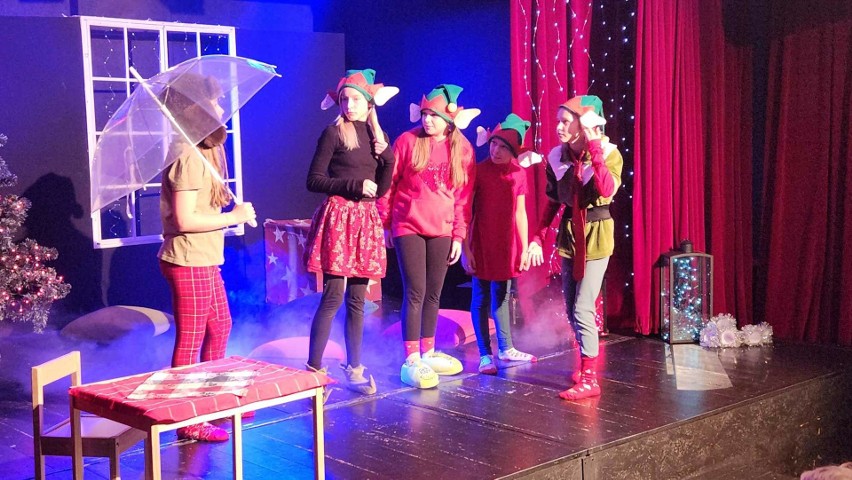 Dziecięcy Teatr Amatorski "Niewidzialni" na scenie ostrołęckiego Klubu Oczko. 22.12.2023 zaprezentował dwa świąteczne spektakle