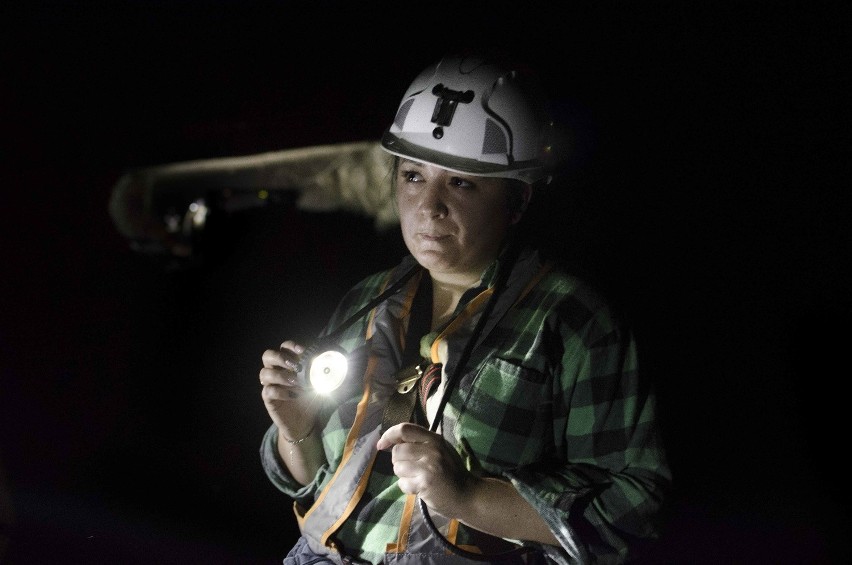 W ciemności, upale i wilgoci pracują górnicy na miedzi