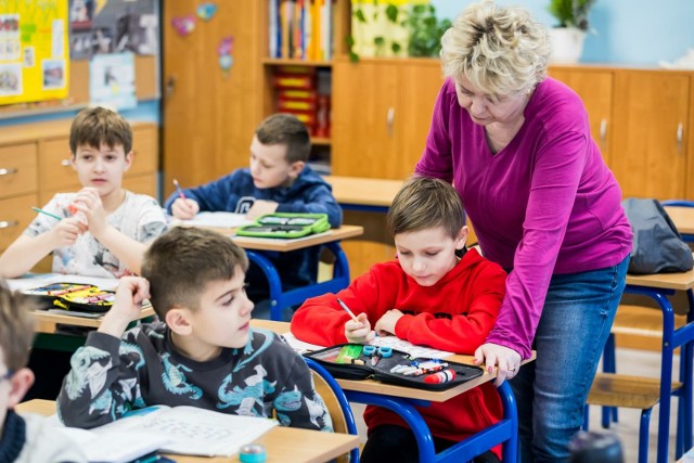 Kwiecień może stać się kluczowym miesiącem dla nauczycieli, którzy od dawna oczekują na długo zapowiadane podwyżki.