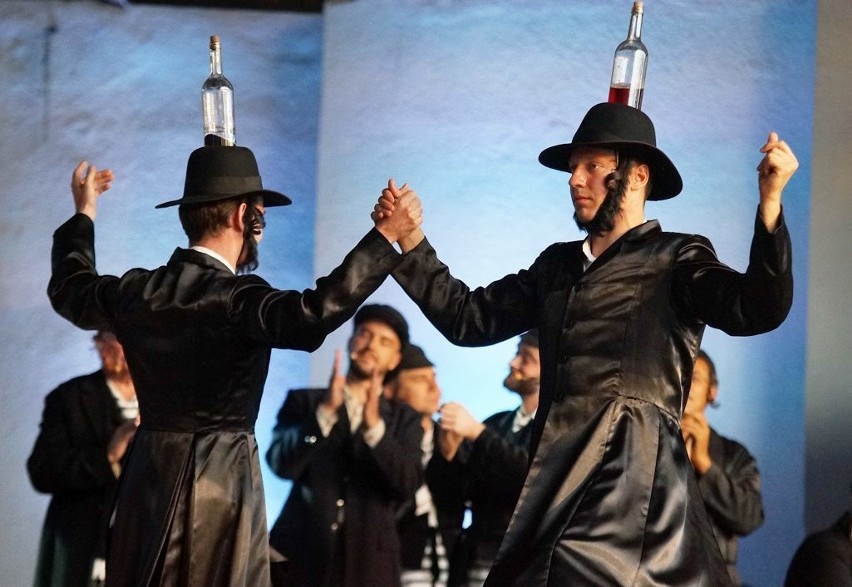 Tradycyjny taniec z butelkami na kapeluszach