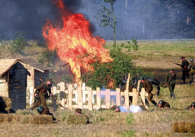 Odtwórstwo historyczne - hobby, które pokochali Polacy. Jego początki w naszym kraju sięgają czasów PRL i działań podejmowanych m.in. na zamku w Golubiu-Dobrzyniu, ale moda na "historyczne przebieranki" zaczęła rozwijać się dynamicznie dopiero w latach 90. Od tego czasu sukcesywnie przybywa grup, które pokazują nie tylko jak wyglądało dawne wojsko (tych jest najwięcej), lecz także życie codzienne zwykłych ludzi. Mamy więc wikingów, wojów słowiańskich, rycerzy spod Grunwaldu i pogromców Szwedów z czasów potopu. Miłośnicy epoki napoleońskiej zakładają mundury polskie, choć chętnie też sięgają po uniformy francuskie, pruskie i rosyjskie. Nie mniejsza różnorodność panuje wśród amatorów I i II wojny światowej.Od wielu lat wizytówką ruchu rekonstruktorskiego w Polsce pozostaje Grunwald. Dla upamiętnienia bitwy z 1410 r. ściągają tu miłośnicy średniowiecza z całej Europy. Bywa, że do walki w polu wychodzi ponad 1000  rycerzy, a ich zmagania ogląda kilkadziesiąt tysięcy widzów. W tym roku Dni Grunwaldu potrwają od 9 do 13 lipca, przy czym główna batalia odbędzie się w sobotę 12 lipca o godz. 15.Dwa tygodnie później w Szkotowie (gm. Kozłowo) będzie można zobaczyć niemiecki "rewanż" za klęskę grunwaldzką, czyli bitwę pod Tannenbergiem z 1914 r. Impreza rozpocznie się w czwartek 24 lipca, następnego dnia przewidziano festiwal kultury polskiej, niemieckiej i rosyjskiej w Browinie, zaś główna inscenizacja odbędzie się w niedzielę 27 lipca. Komu nie pasuje termin albo podróż do województwa warmińsko-mazurskiego jest za daleka, z pewnością znajdzie coś godnego uwagi na Pomorzu.( M.Adamkowicz)