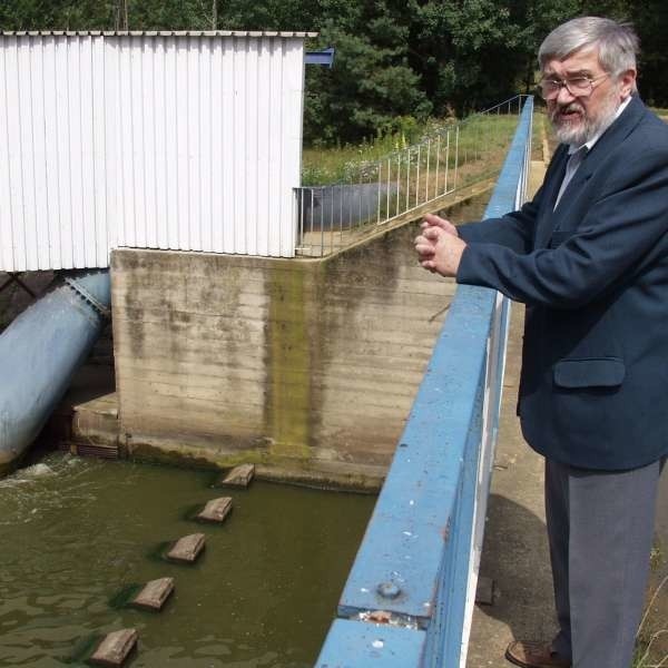 - W tym niewielkim kontenerze energia wody zamieniana jest w prąd - mówi Adam Dziuba.