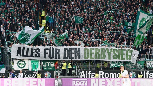 "Wszystko dla zwycięstwa w derbach!" - baner kibiców Werderu