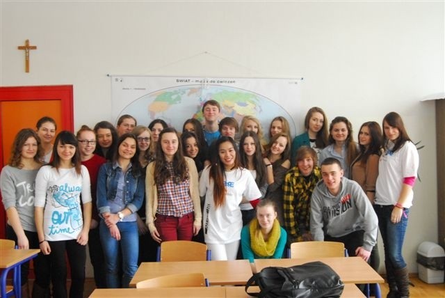 Studenci w I LO w Wyszkowie. Pamiątkowe zdjęcie z klasą II G