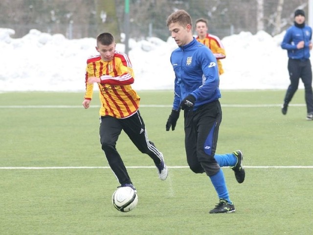 W walce o piłkę Kamil Stawiarski (z prawej) z Juventy Starachowice i Mateusz Zawadzki z Korony  Kielce.