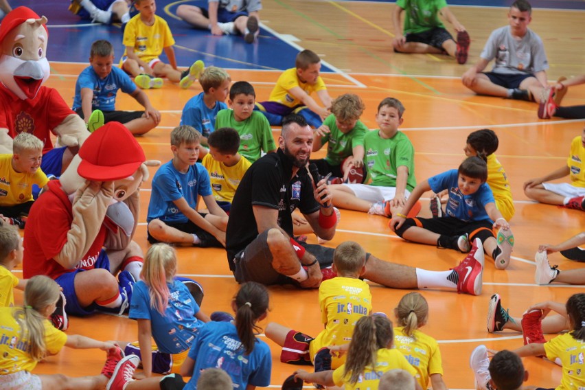 Marcin Gortat trenuje dzieci na Marcin Gortat Camp w...