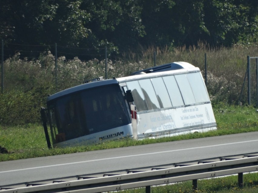 Wypadek na A2. Przewrócił się autokar z dziećmi. Wycieczka z...