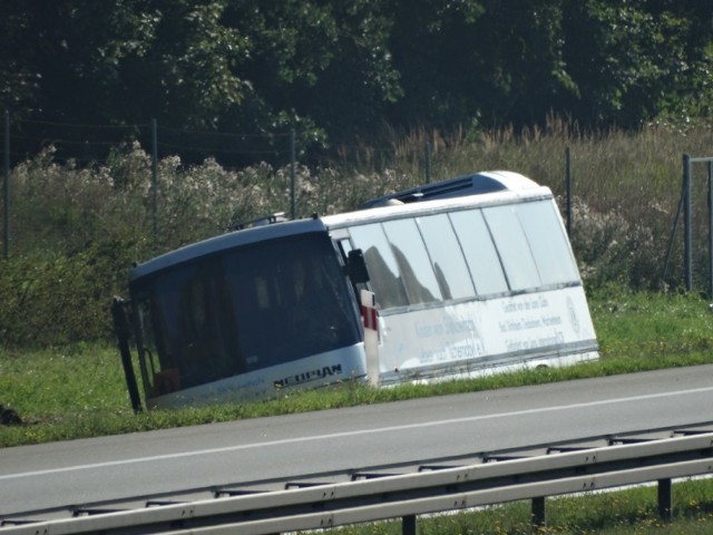 Wypadek na A2. Przewrócił się autokar z dziećmi. Wycieczka z Białorusi jechała do Bawarii
