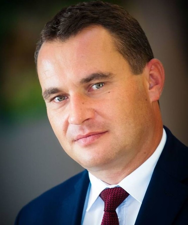 Grzegorz Dziubek, burmistrz Włoszczowy, napisał do premiera w sprawie przesunięcia terminy wyborów prezydenckich. Pismo do premiera na następnym slajdzie >>>>>>>>>>>>>