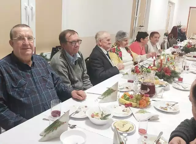 W Mieście i Gminie Morawica osoby samotne i starsze zasiadły do wspólnego stołu wigilijnego. Więcej na kolejnych zdjęciach
