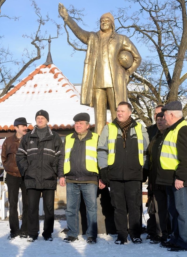 &#8211; Te listy mają wymiar symboliczny. Do premiera one nie trafią, ale on chyba i bez tego wie, co ludzie myślą &#8211; mówi Wojciech Jarząb, szef "Solidarności&#8221; w Krośnieńskich Hutach Szkła.Nie wszystkim forma akcji przypadła go gustu. &#8211; Tuska nie popieram, ale to jest dziecinada &#8211; ocenia mężczyzna w średnim wieku. &#8211; Wtedy, kiedy idee Solidarności można było wprowadzać w życie, zajmowano się sprawami nieistotnymi dla ludzi, rozdzielano stołki, a przewodniczący związku wołał rządzić, jak to mówiono, z tylnego siedzenia.