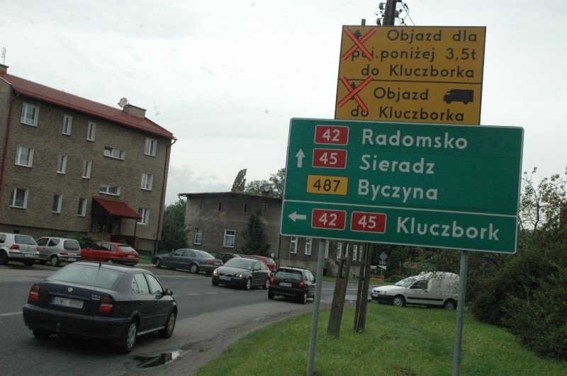 Tablice informujące o objazdach stoją w Gorzowie Śląskim już...