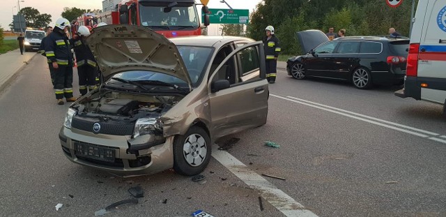 Strażacy zostali wezwani do wypadku na drodze Choroszcz - Dzikie w czwartek o godzinie 18.45. Na miejscu zastali dwa rozbite pojazdy.
