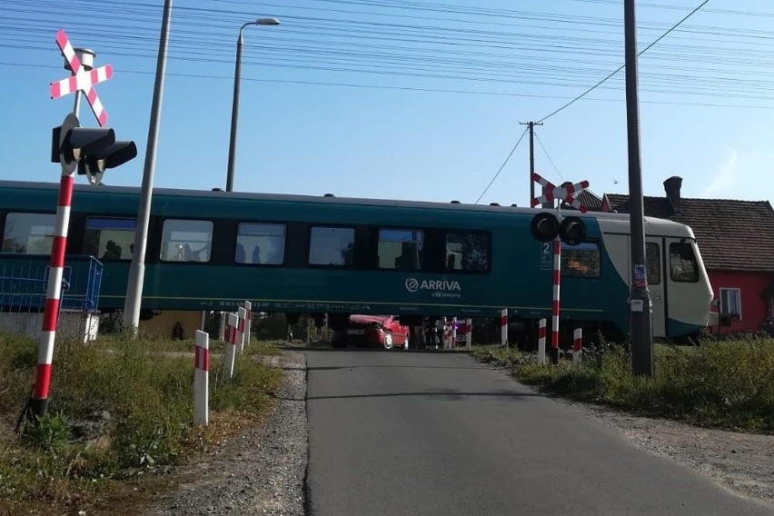 Kolejne zderzenie na przejeździe kolejowym w powiecie...