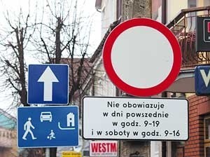Takie znaki informują nas o tym co możemy robić na deptaku, czyli ulicy Głowackiego