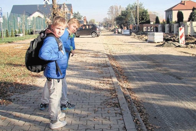 To pozostała część rozkopanej ul. Szkolnej, na której nie ma już chodnika. Piesi nie mają wyjścia, jak iść drogą między samochodami