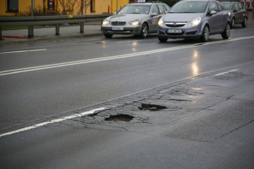 Most Dębnicki jest dziurawy, jak sito. Naprawa się zacząć,...