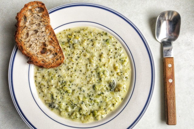 Domowa zupa serowa z dodatkiem brokułów to sycące danie na jesienne dni.