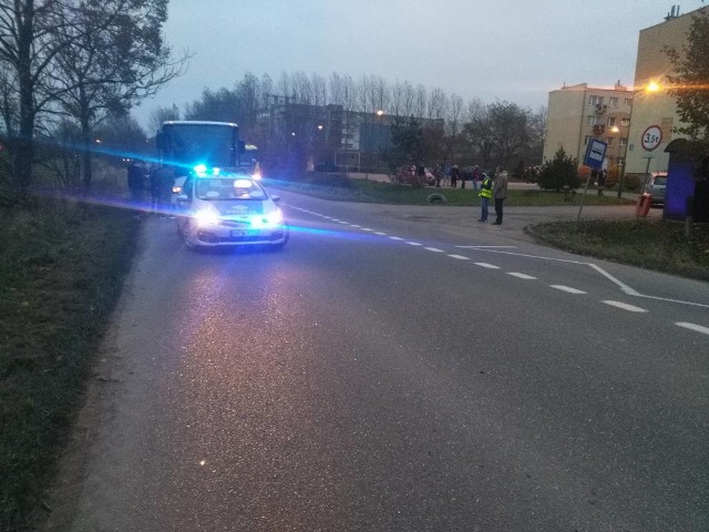 Do wypadku doszło w środę popołudniu w Stoisławiu pod Koszalinem. Poszkodowane zostało 12-letnie dziecko.Jak doszło do wypadku? Jak usłyszeliśmy od koszalińskich policjantów, 12-letni uczeń wysiadł z autobusu i przechodził przez jezdnię na przejściu dla pieszych. Uderzył w niego kierowca jadący samochodem osobowym. Ne miejsce przyjechała policja i pogotowie ratunkowe. Chłopiec został zabrany do szpitala. Miał uraz nogi.Zobacz także: Tragiczny wypadek pod Koszalinem