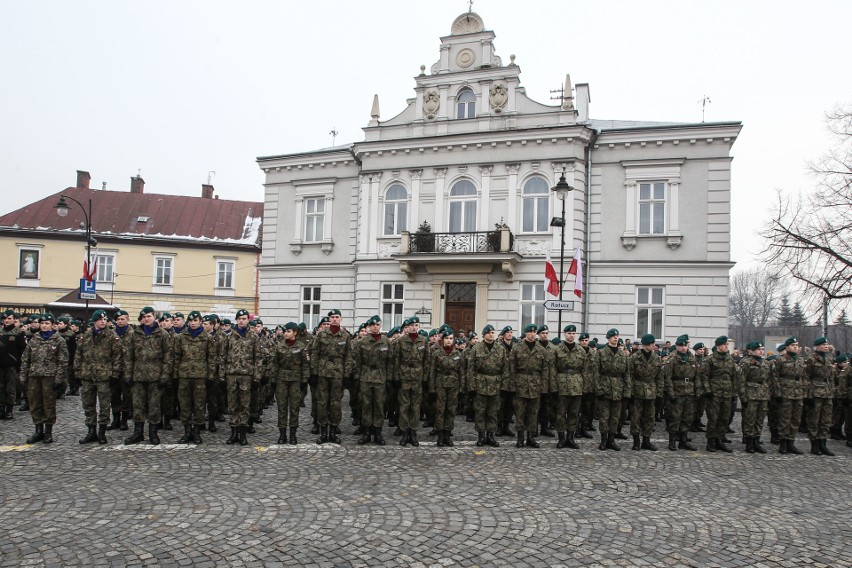 "Strzelcy" przysięgali pod pomnikiem. Obchody 99. rocznicy śmierci płk. Leopolda Lisa-Kuli w Rzeszowie [ZDJĘCIA] 