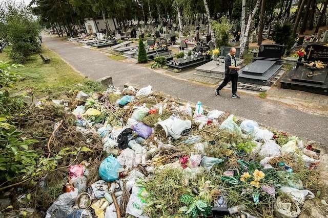 Śmieci na cmentarzu na WiślanejŚmieci na cmentarzu na Wiślanej