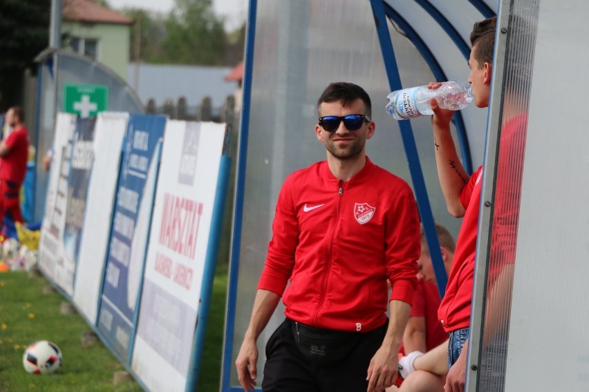 4 liga podkarpacka. Ostre strzelanie w Ropczycach. Błękitni Ropczyce - KS Wiązownica 2:6 [RELACJA, ZDJĘCIA]