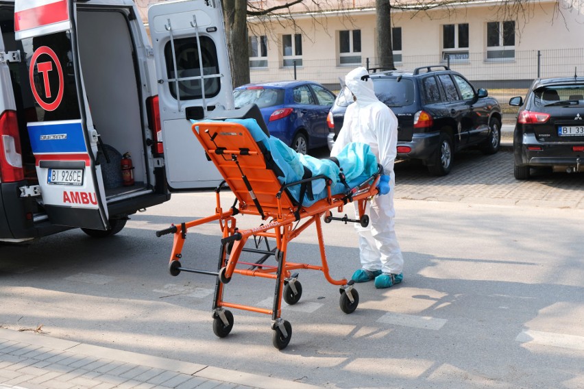 Białystok. Pierwsza pacjentka trafiła do szpitala tymczasowego w hali UMB. To starsza kobieta [ZDJĘCIA]