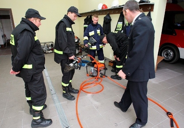 Strażacy z Przysierska nie mogli się powstrzymać przed wypróbowaniem nowego sprzętu.