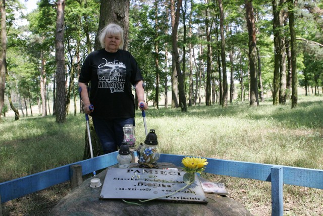 Kamień poświęcony Stanisławowi Kuleszyńskiemu odwiedzają woodstckowicze z różnych stron Polski oraz mieszkańcy miasta, także Krystyna Orzechowicz.