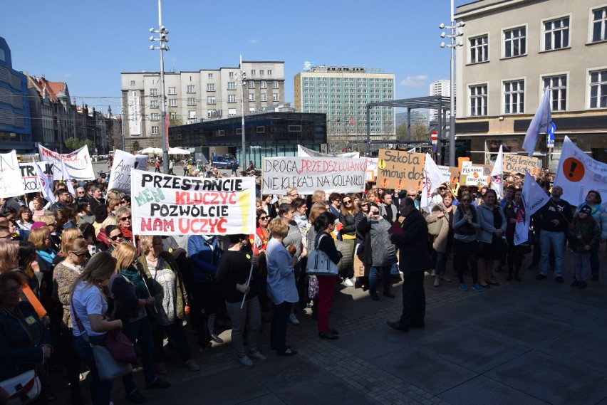 Manifestacja nauczycieli na rynku w Katowicach