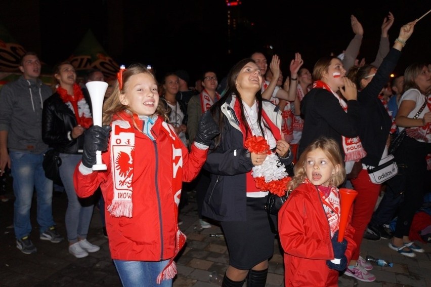 Polacy mistrzami świata! Tak po meczu bawią się Katowice. Kibice i fajerwerki [ZDJĘCIA, WIDEO]