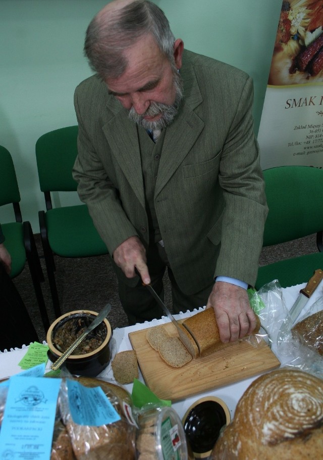 Leś Adam Bała, szef BASZPOL-u z Grzegorzówki, kroi chleb z orkiszem. Fot. Wojciech Zatwarnicki