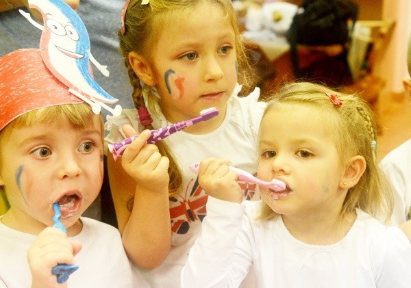 Bicie rekordu Guinnessa w myciu zębów - w akcji wzięły udział m.in. dzieci z przedszkola nr 7 w Zielonej Górze.