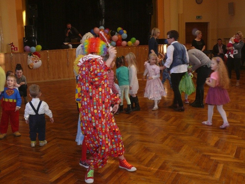 Dużo tańca i zabawy na mikołajkach na osiedlu Hutniczym w Ostrowcu