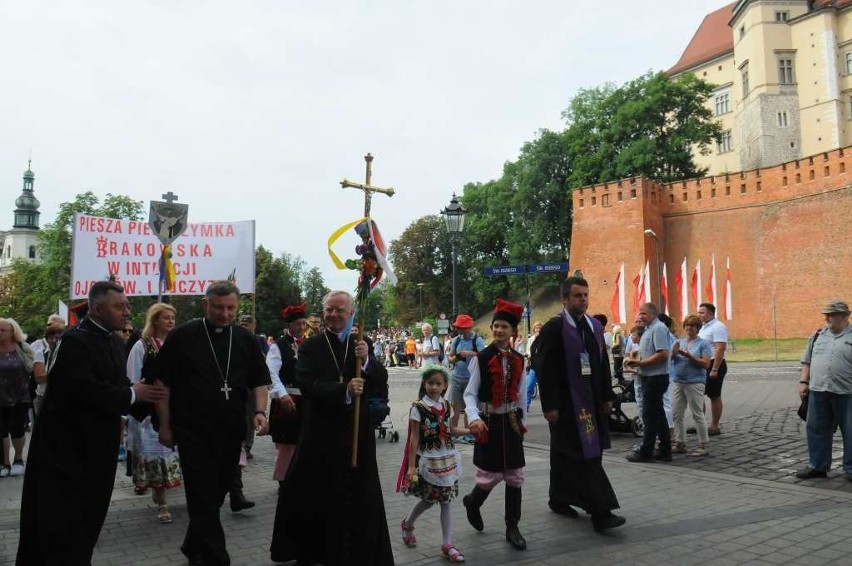 Pielgrzymi wyruszyli w drogę na Jasną Górę [ZDJĘCIA]