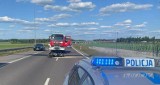 Stare Zambrzyce. Groźny wypadek na S8 - motocyklista wjechał w osobówkę, został przetransportowany śmigłowcem do szpitala. S8 zablokowana
