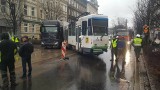 Na ulicy Krzywoustego w Szczecinie tramwaj wypadł z szyn. Trwa usuwanie pojazdów