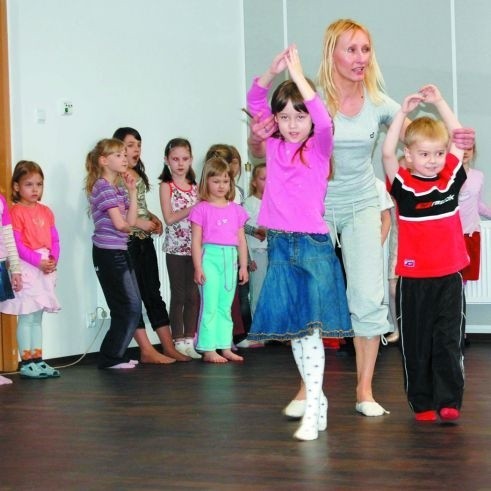 Dzieciom bardzo spodobały się zajęcia tańca klasycznego z Bożeną Szamańską, na których poznały pierwsze kroki i figury baletowe