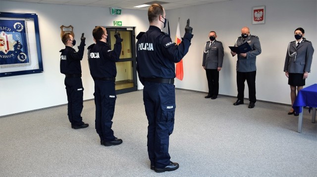 Trzech funkcjonariuszy przyjętych do Komendy Powiatowej Policji w Krakowie czeka obecnie przeszkolenie zawodowe, po którym rozpoczną służbę