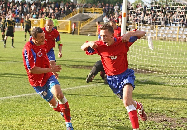 Patryk Pytlak (z lewej) i Jacek Luzak (z prawej) cieszą się z gola wbitego na 2:0. Z tyłu Paweł Waleszczyk.