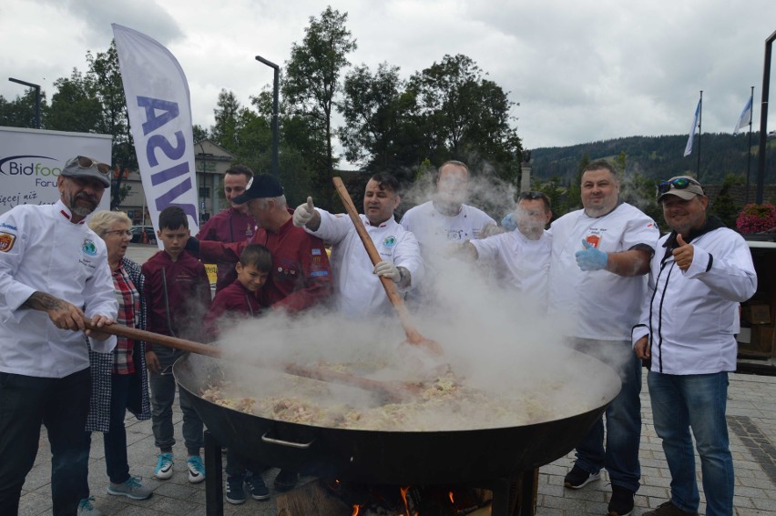 Zakopane. Smażyli steki na Rysach i wielki bigos w centrum miasta [ZDJĘCIA]