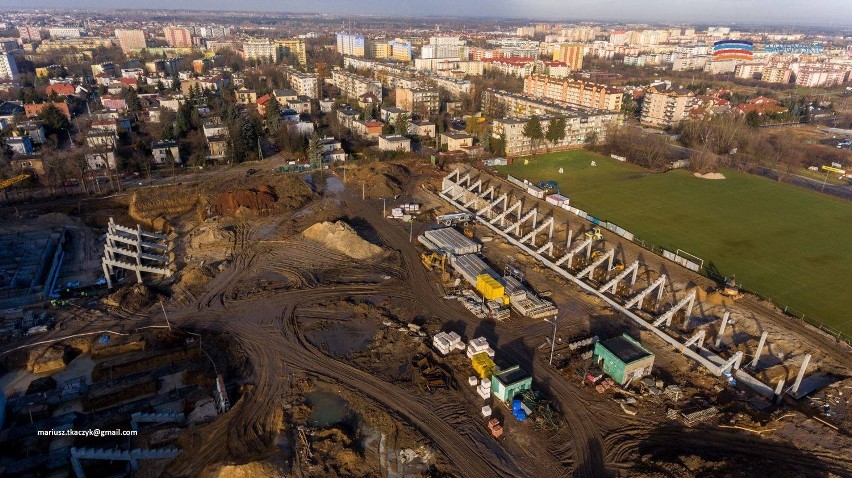 W trakcie budowy nowego stadionu przy Struga.