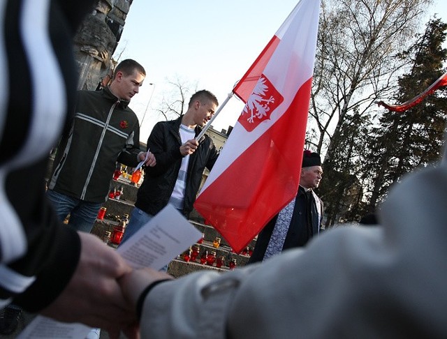 Uroczystość pod pomnikiem Żołnierza Polskiego w Słupsku.